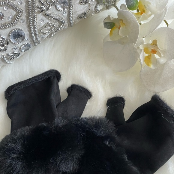 2 Chic Accessories - #38 Black Micro Suede Fingerless Faux Fur Gloves
